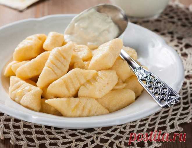Самые «ленивые» рецепты. Вкуснятина для тех, кто не хочет напрягаться Хочется приготовить в выходные домашнюю еду… Но категорически не хочется провести все воскресенье на кухне — сначала за готовкой, а потом за мытьем посуды! Мы вас понимаем, поэтому составили подборку нехитрых, но очень вкусных рецептов, которые вы сможете повторить прямо сейчас...