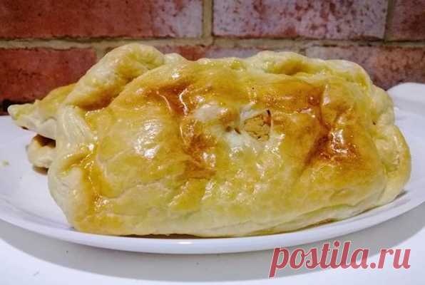 Самса!

Ингредиенты:
Слоёное тесто 1пачка
Куриное филе 1шт
Яйцо 2шт
Свинина ~450гр
Лук 1/2шт
Томатная паста 1/2ч.л
Майонез 4ч.л
Соль и перец по щепотке

Жарим свинину и филе на медленном огне под крышкой. Когда мясо поменял цвет, добавляем соль, перец и жарим под крышкой ещё минут 15. Затем добавляем лук, томатную пасту и ещё пару минут, можно с открытой крышкой.

Когда это немного остынет, закладываем в блендер и перемалываем с 1 яйцом. Затем размороженные Слоёное тесто (...