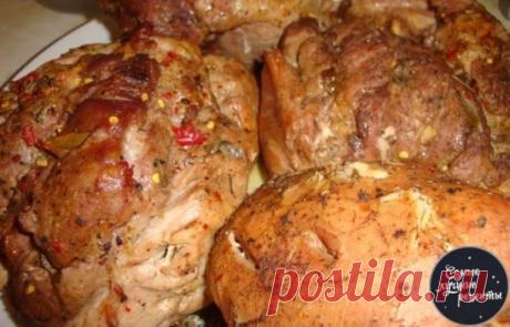 5 ВКУСНЕЙШИХ ВТОРЫХ БЛЮД 
1.Пьяная рулька.
2.Буженина по-домашнему 
!2!етки с картошкой в сметанно-томатном соусе! 
4.Мясные рулетики с картошкой в сливках
5.Курочка в кефире
1.Пьяная рулька.
Ингредиенты:
рулька свиная 1.5 кг
морковь 0.5 шт
шпиговать
зубчик чеснока 5 шт
шпиговать
масло подсолнечное без запаха по вкусу
смесь перцев по вкусу
соль по вкусу
приправы по вкусу по вкусу
горчица острая по вкусу
пиво светлое 500 мл
Приготовление:
Рульку обмыть и обсушить…
Нарезать мо