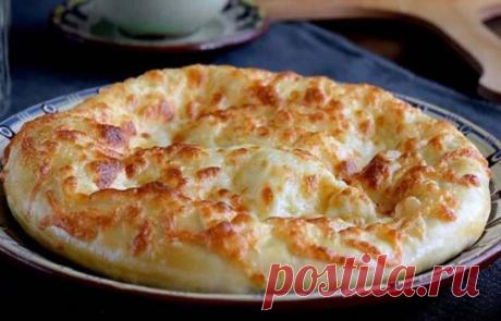 Хачапури - самый лучший рецепт! 
РЕЦЕПТ:
Мука - 3 стакана
Кефир - 1 стакан
Яйцо - 2 штуки
Сахар - 1 чайная ложка
Соль - 1 чайная ложка
Сода - 0,5 чайной ложки
Масло растительное - 1 столовая ложка
Сыр твёрдый - 400 грамм
Масло сливочное - 50 грамм.
ПРИГОТОВЛЕНИЕ:
1. В кефир добавить 1 яйцо, соль, сахар, растительное масло и всё хорошо перемешать.
2. В 2 стакана просеянной муки добавляем соду, перемешиваем и соединяем с кефиром. Замешиваем мягкое тесто, посыпая понемногу оставшийся стакан муки. Т