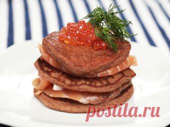 Гречичные оладьи на кефире с красной икрой, сметаной и копченым лососем - рецепт приготовления от Простоквашино