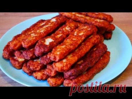 Домашние куриные колбаски - это просто! Легкий рецепт, с которым справится каждый! 500 гр куриного фарша120 гр молока1 луковица2 зубка чеснока2 яйцасоль, перец, приправы2 ст.л. сметаны3 ст.л. муки (60 гр)