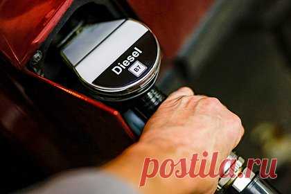 Минфин нашел способ увеличить доходы бюджета с нефти. Топливный демпфер, в рамках которого российские нефтеперерабатывающие заводы (НПЗ) получают компенсационные выплаты из бюджета, может быть снижен в два раза, заявил глава Минфина Антон Силуанов. Корректировка позволит сэкономить 30 миллиардов рублей в месяц, так что общие доходы бюджета от нефти вырастут.