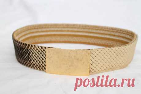 80s Small Gold Wide High Waisted Scaled Metal Stretch Elastic Belt with Textured Gold Buckle Classic Vintage Cinch  26" boho gypsy festival 80s Scaled Gold Metal Cinch Waist Stretch Belt with Gold Textured Rectangle Buckle Mint Condition No tag - ESTIMATED Womens Small. Please consider measurements before purchase.  26 long 37.5  while stretched 2 wide 3x2 buckle