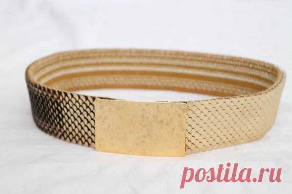 80s Small Gold Wide High Waisted Scaled Metal Stretch Elastic Belt with Textured Gold Buckle Classic Vintage Cinch  26