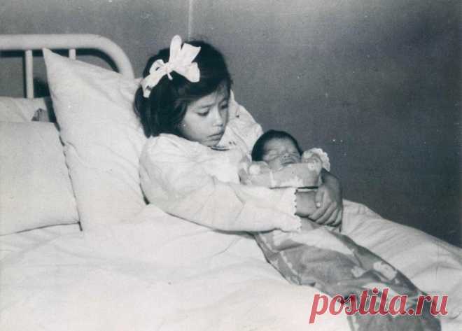 Самая юная мать в истории — 5-летняя девочка из Перу В 1933 году в бедной семье из андской деревни Тикрапо в Перу родилась Лина Медина… А через пять лет эта девочка стала самой юной матерью в истории. Ее случай все еще изучается в медицинских школах по …