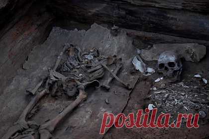 Археологи в Хакасии нашли захоронение «потрясающей» сохранности. Археологи из ТГУ при поддержке Эрмитажа провели экспедицию, раскопав могильник Оглахты в Боградском районе Хакасии. В итоге специалисты сделали уникальное, удивительное открытие — нашли захоронение с отличной сохранностью вещей из органики, которые можно отнести к таштыкской культуре 1700-летней давности.