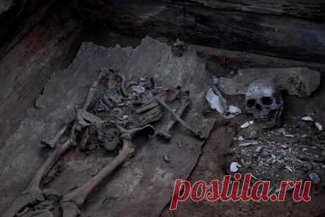 Археологи в Хакасии нашли захоронение «потрясающей» сохранности. Археологи из ТГУ при поддержке Эрмитажа провели экспедицию, раскопав могильник Оглахты в Боградском районе Хакасии. В итоге специалисты сделали уникальное, удивительное открытие — нашли захоронение с отличной сохранностью вещей из органики, которые можно отнести к таштыкской культуре 1700-летней давности.