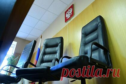 Бывший полицейский пойдет под суд за развращение школьниц и хранение оружия. В Тульской области 32-летний бывший полицейский предстанет перед судом за развращение российских школьниц и хранение оружия. Злоумышленник познакомился в одной из социальных сетей с девочками, не достигшими 14 и 16 лет. В ходе переписки он выманил у подростков интимные фотографии и начал шантажировать их.