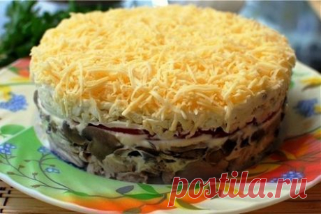 Слоёный салат с копчёной курицей и грибами – рецепт с фото