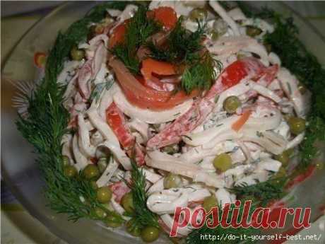 Салат с кальмарами "Просто и вкусно".