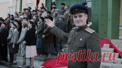 «Почтить память героев»: завершились съёмки исторического сериала «Таганрог» о донском подполье. Кинокомпания «Триикс Медиа» сообщила о завершении съёмок военно-исторической драмы «Таганрог», посвящённой борьбе донского подполья с немецкими захватчиками во время Великой Отечественной войны. В основу проекта легли исторические документы, найденные в архивах. По сюжету офицер госбезопасности Виктор Швец прибыл в оккупированный город, чтобы организовать народное сопротивление. К участию в…