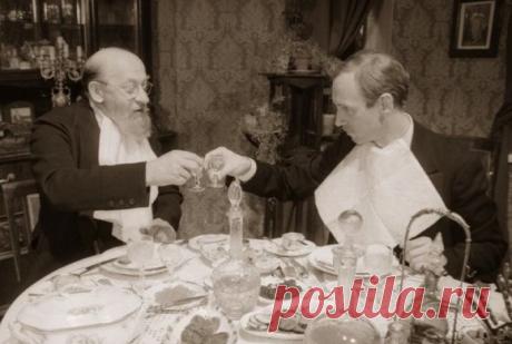 Что такое эта ваша разруха? Старуха с клюкой? Ведьма, которая выбила все стекла, потушила все лампы? Да ее вовсе и не существует. Что вы подразумеваете под этим словом? Это вот что: если я, вместо того, чтобы оперировать каждый вечер, начну у себя в квартире петь хором, у меня настанет разруха. Если я, входя в уборную, начну, извините за выражение, мочиться мимо унитаза и то же самое будут делать Зина и Дарья Петровна, в уборной начнется разруха. Следовательно, разруха не в клозетах, а в…