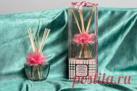 Диффузор, аромат "Тубероза и цветок сливы", Индокитай 100 мл Лучший способ ароматизировать воздух в помещении - это тростниковый аромадиффузор с уникальным парфюмерным составом. В отличие от аромаламп, свечей и электрических распылителей, арома смесь в них не нагревается, а испаряется естественным путем благодаря тросниковым (ротанговым) палочкам.