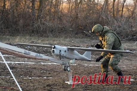 Названо направление развития российских дронов. Концепция развития российских беспилотных летательных аппаратов (БПЛА) нацелена на создание дронов, которые будут формировать рой, сообщил военный эксперт Константин Сивков. По его словам, принято решение количественно и качественно развивать все виды разведывательных и ударных дронов.