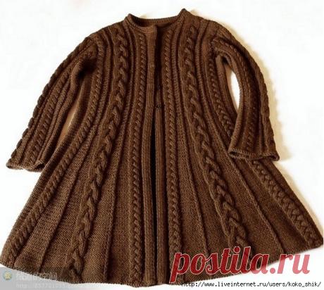 Пальто с расклешенной юбкой спицами узорами из кос