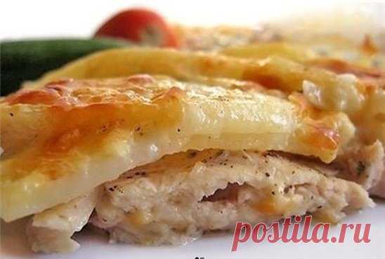 КАРТОШКА ПО-ЦАРСКИ! БЕЗУМНО ВКУСНО!
Ингредиенты:
● филе курицы - 500 г
● картофель - 2-3 шт
● майонез
● сыр
● соль, перец
Приготовление:
Филе курицы нарезать толщиной 1 см, отбить слегка, выложить в форму так, чтобы она покрыла все дно. Посолить, поперчить. Картофель нарезать толщиной 2 мм, посолить, поперчить, перемешать. Выложить на филе. Сверху полить майонезом. И посыпать тертым сыром. Накрыть фольгой и в разогретую до 180-200 С духовку на 1 час. Через час убрать фольгу и дать корочке за