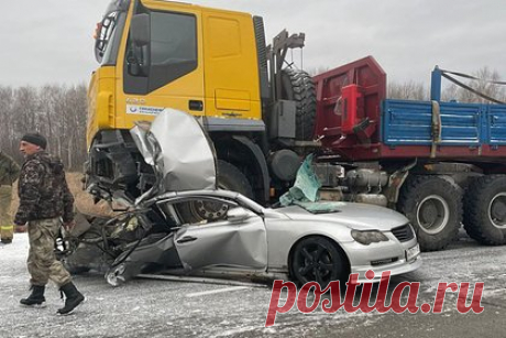 Двое россиян погибли в раздавленной грузовиком машине. На 180-километре трассы в Бикинском районе Хабаровского края два человека погибли под прессом колес грузовика. Предварительно удалось установить, что россиянин на Toyota Mark X решил обогнать впереди идущий бортовой тягач. Машина вылетела на встречную полосу движения на большой скорости.