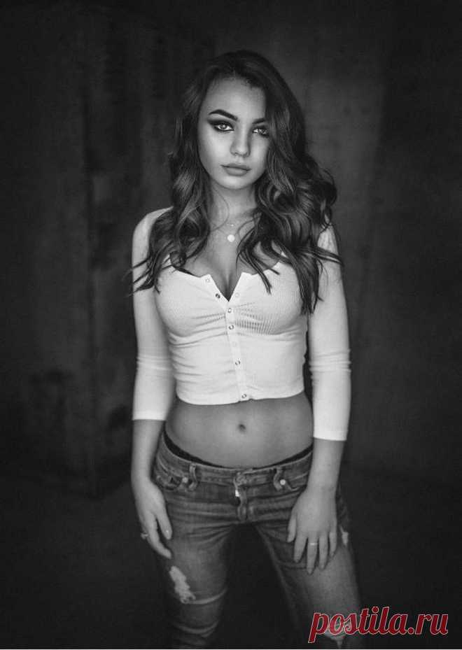 ФОТО-ПОРТРЕТ В ЧЁРНО-БЕЛОЙ ФОТОГРАФИИ КРАСИВЫХ ДЕВУШЕК