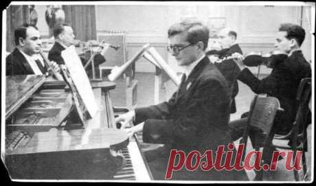 Dmitri Shostakovich and the Glazunov Quartet during a performance of the Quintet. From left to right: David Mogilevsky, Alexander Ryvkin, Dmitri Shostakovich, Ilya Lukashevsky, and Grigory Ginsburg. 1940.
© 2001 Cultural Heritage Series/Artistic Director Oksana Dvornichenko
Фортепианную партию квинтета Шостакович исполнил, последний раз выйдя на сцену в Горьком. Это было его последнее выступление.