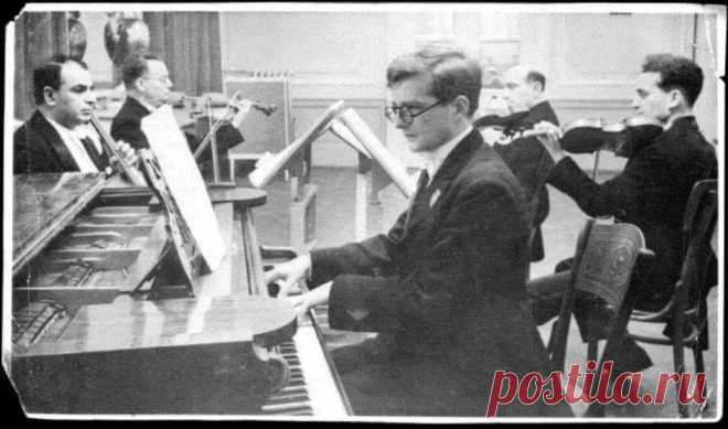 Dmitri Shostakovich and the Glazunov Quartet during a performance of the Quintet. From left to right: David Mogilevsky, Alexander Ryvkin, Dmitri Shostakovich, Ilya Lukashevsky, and Grigory Ginsburg. 1940.
© 2001 Cultural Heritage Series/Artistic Director Oksana Dvornichenko
Фортепианную партию квинтета Шостакович исполнил, последний раз выйдя на сцену в Горьком. Это было его последнее выступление.