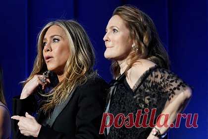 Дрю Бэрримор испытала первый симптом менопаузы при Дженнифер Энистон. 48-летняя американская актриса Дрю Бэрримор испытала первый яркий симптом менопаузы во время записи телешоу с коллегами Дженнифер Энистон и Адамом Сэндлером. Разговаривая с Энистон, Бэрримор внезапно начала потеть — из-за наступающего климакса у нее случился так называемый гормональный прилив.