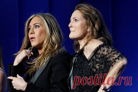 Дрю Бэрримор испытала первый симптом менопаузы при Дженнифер Энистон. 48-летняя американская актриса Дрю Бэрримор испытала первый яркий симптом менопаузы во время записи телешоу с коллегами Дженнифер Энистон и Адамом Сэндлером. Разговаривая с Энистон, Бэрримор внезапно начала потеть — из-за наступающего климакса у нее случился так называемый гормональный прилив.