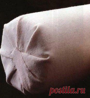 Как разутюжить припуски, чтобы изделие оставалось аккуратным Как разутюжить припуски, чтобы изделие оставалось аккуратнымПрименение удобных приспособлений для утюжки поможет придать вашему изделию профессионально законченный вид.
Подбитый валик хорошо удерживает пар, и его можно сделать любой длины. Оберните ровный деревянный брусок (диаметром 2,5...