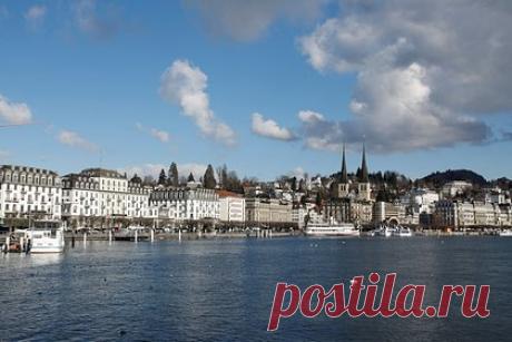 Украинских беженцев в Швейцарии вынудили продавать личные автомобили. Сотни украинских беженцев в Швейцарии вынуждены продавать личные автомобили для сохранения пособий. По данным 20 Minuten, машины подлежа продаже, если превышают размер выплат от государства. При этом в некоторых кантонах размер пособий составляет четыре тысячи франков (около 330 тысяч рублей) на человека.