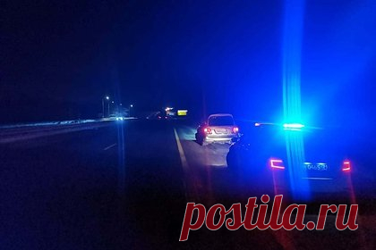 Напавший на полицейских россиянин без одежды объяснил причину своей наготы. В Тульской области задержали водителя, который сбил шлагбаум и попытался скрыться от полицейских. В полиции мужчина сначала отрицал свою наготу, утверждая, что ехал в костюме «Версаче» с горгоной, лампасами и эмблемами. Позже все-таки он пояснил, что разделся, потому что поливал себя святой водой.