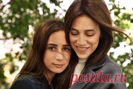 12-летняя Элис, дочь французской актрисы Шарлотты Генсбур и израильского режиссера Илана Атталя, впервые попробовала себя в роли модели. Вместе со знаменитой матерью девочка стала лицом известного бренда одежды Comptoir des Cotonniers. Элис внучка кинозвезды 70-х Джейн Биркин и Популярнейшего композитора и певца Сержа Генсбура.