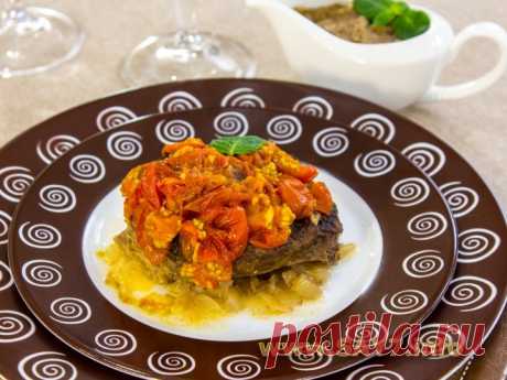 Баранина, запеченная с помидорами, с ореховым соусом
