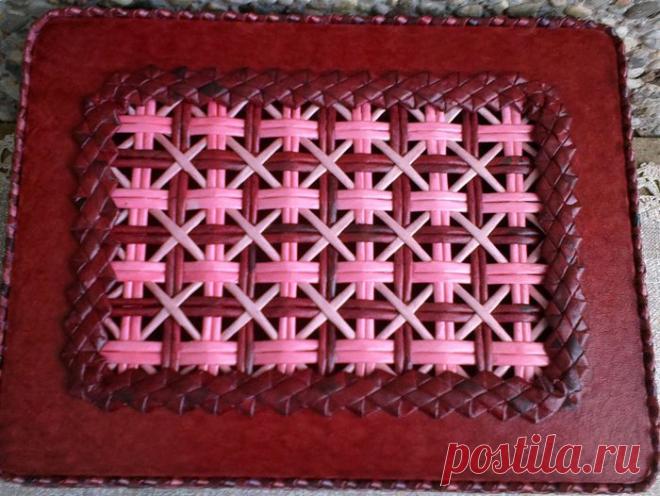 Плетение из газет. Мастер-класс на крышку с цветным узором из трубочек.