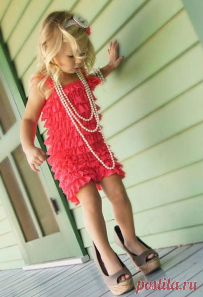 Дочка – это ленточки, платьица в горошек,
И примерка новеньких маминых серёжек.
Дочка – это каблучки, сумочки, кокетство,
Глаз весёлых огоньки и цветное детство.
Пусть Дочурка и умна, и прекрасна будет,
Пусть её счастливый смех утром вас разбудит.
Пусть ласкает солнца луч розовые щёчки,
Нежной, искренней любви – вам и вашей Дочке...

Татьяна Дементьева