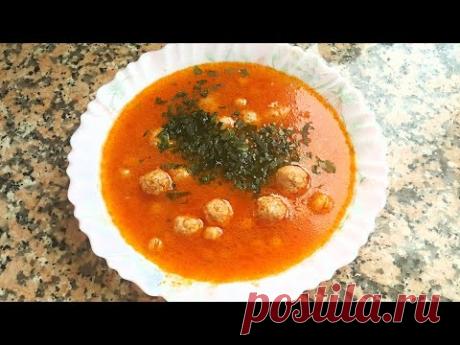 Суп с фрикадельками томатный, турецкая кухня. Sulu köfte çorbası.