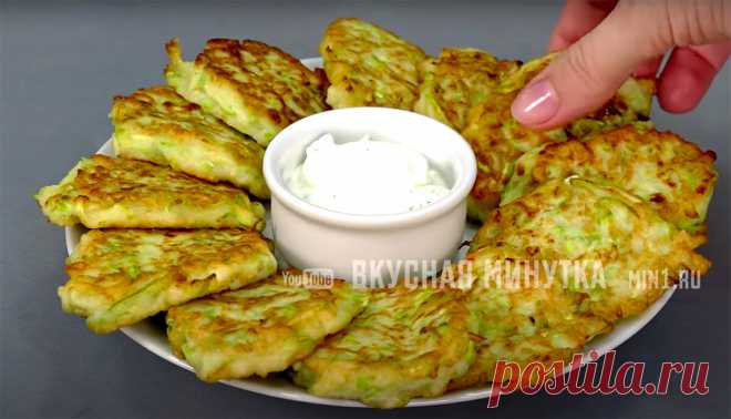 Я никогда не отжимаю кабачки, когда готовлю из них оладьи: рассказываю, что я делаю (мои оладьи всегда нежные и вкусные) | Кухня наизнанку | Яндекс Дзен