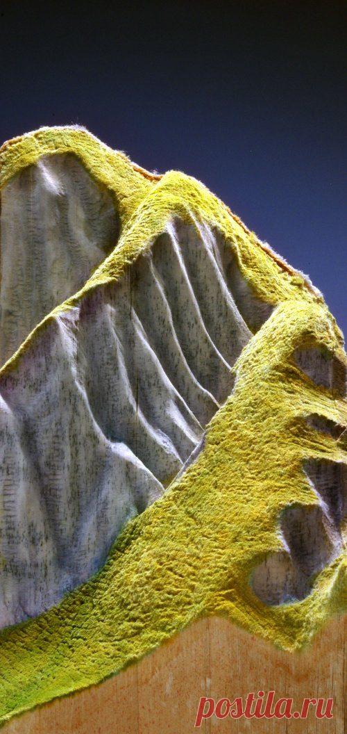 Невероятные скульптурные работы из старых книг Художник из Монреаля Ги Ларами (Guy Laramée) создаёт невероятные скульптурные работы из старых книг, демонстрируя свои способности вырезать горные ландшафты, гротообразные углубления и наклонные водор...