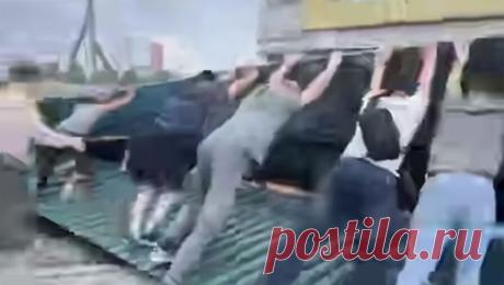 Рухнувший из-за порыва ветра забор придавил прохожего в Екатеринбурге. В Екатеринбурге устанавливаются обстоятельства травмирования местного жителя, на мужчину упал металлический забор, пострадавший госпитализирован. Об этом сообщает прокуратура Свердловской области. Ограждение упало на мужчину из-за ...
