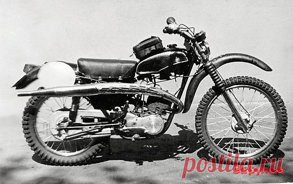 Спортивный мотоцикл для многодневных соревнований М-213, 1969 год. Двигатель традиционной размерности (52х58) форсирован до 15 л.с. при 7500 об/мин. Трансмиссия совершенно оригинальная: шестеренчатая моторная передача, сухое многодисковое сцепление, шестиступенчатая коробка передач.