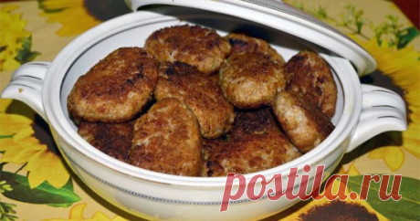 “Цыганские” – самые вкусные и сочные из всех котлет. Их секрет в одном тайном ингредиенте
Ингредиенты : 
 700 г — говяжий фарш; 
 3 шт. — лук; 
 половина батона; 
 3 шт — помидор; 
 150 мл — молоко; 
 чеснок — 2 зубчика; 
 укроп — 0,5 пучка; 
 петрушка — 0,5 пучка; 
 соль — 1 ч. л.; 
 подсолнечное масло — 2 ст. л. 
Приготовление : 
Порежьте батон ломтиками и замочите в молоке. Лучше брать теплое молоко. 
Лук, чеснок и размякший батон перемешайте в блендере. Можно и руками, но в бленд