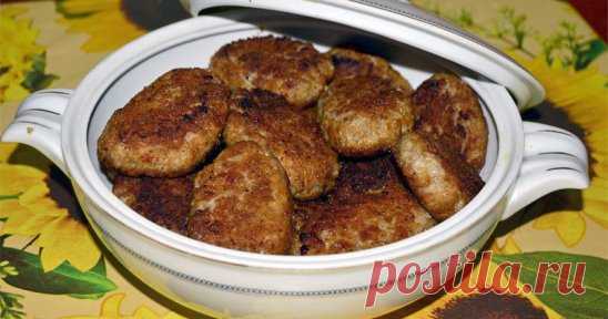 “Цыганские” – самые вкусные и сочные из всех котлет. Их секрет в одном тайном ингредиенте
Ингредиенты : 
 700 г — говяжий фарш; 
 3 шт. — лук; 
 половина батона; 
 3 шт — помидор; 
 150 мл — молоко; 
 чеснок — 2 зубчика; 
 укроп — 0,5 пучка; 
 петрушка — 0,5 пучка; 
 соль — 1 ч. л.; 
 подсолнечное масло — 2 ст. л. 
Приготовление : 
Порежьте батон ломтиками и замочите в молоке. Лучше брать теплое молоко. 
Лук, чеснок и размякший батон перемешайте в блендере. Можно и руками, но в бленд