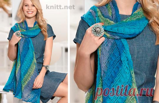 Вязаная спицами шаль в синей гамме