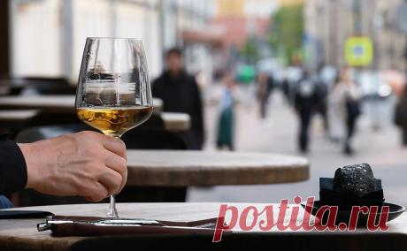 Минпромторг предложил выделять российское вино в меню ресторанов. Минпромторг вернулся к идее выделять российское вино в меню ресторанов. Ранее власти уже предлагали ввести преференции для российских вин в магазинах и общепите, но участники рынка сомневались в эффективности такого продвижения