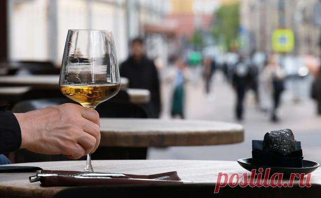 Минпромторг предложил выделять российское вино в меню ресторанов. Минпромторг вернулся к идее выделять российское вино в меню ресторанов. Ранее власти уже предлагали ввести преференции для российских вин в магазинах и общепите, но участники рынка сомневались в эффективности такого продвижения