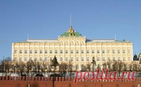 Большой Кремлевский дворец
В 1838 г. на Боровицком холме, по инициативе Николая I, начали строить Большой Кремлевский дворец на месте разобранных дворцов Ивана III и Елизаветы Петровны.