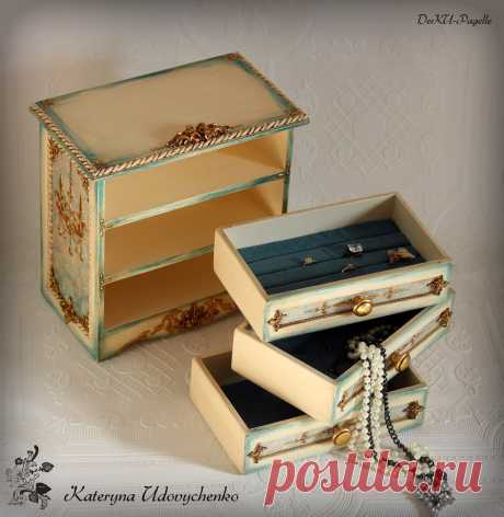 Мини-комод "Версаче". Заготовка - фанера. Техники: декупаж, лепнина, объемное трафаретирование, золочение, лессировка, патинирование. Внутри - оббивка мягкой тканью.