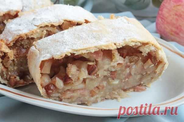 Яблочный штрудель с миндалем и изюмом