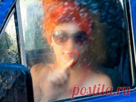 Что делать, чтобы стёкла не потели? Автомобильные мастера уверяют, что в исправном автомобиле стёкла не запотевают. Первая причина, по которой может собираться конденсат — забитый салонный фильтр, который необходимо менять после каждых пятнадцати тысяч километров пробега. Замените его или хотя бы пропылесосьте! Второй популярной причиной является включенная функция циркуляции воздушного потока в салоне, при котором забор воздуха происходит не из улицы. Воздух застаивается ...