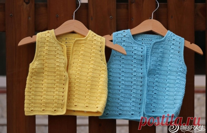 Ажурный жилет выполнен крючком. Ажурная жилетка крючком для ребенка.