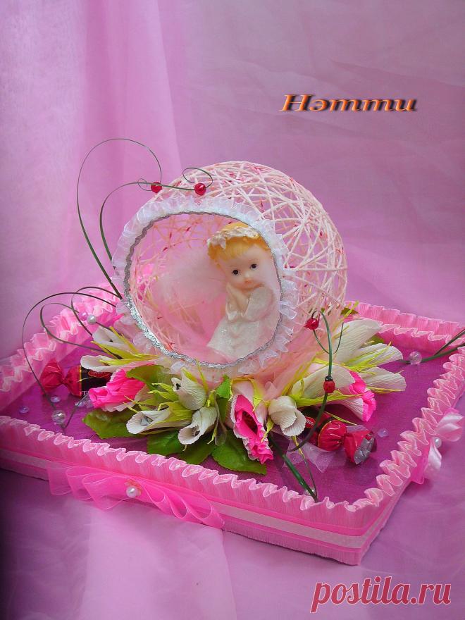 Ангелочек на 1 годик для малышки))
В каждом цветочке, бутончике конфетка.
А в основании композиции коробка конфет "Маргарита" 230 гр.